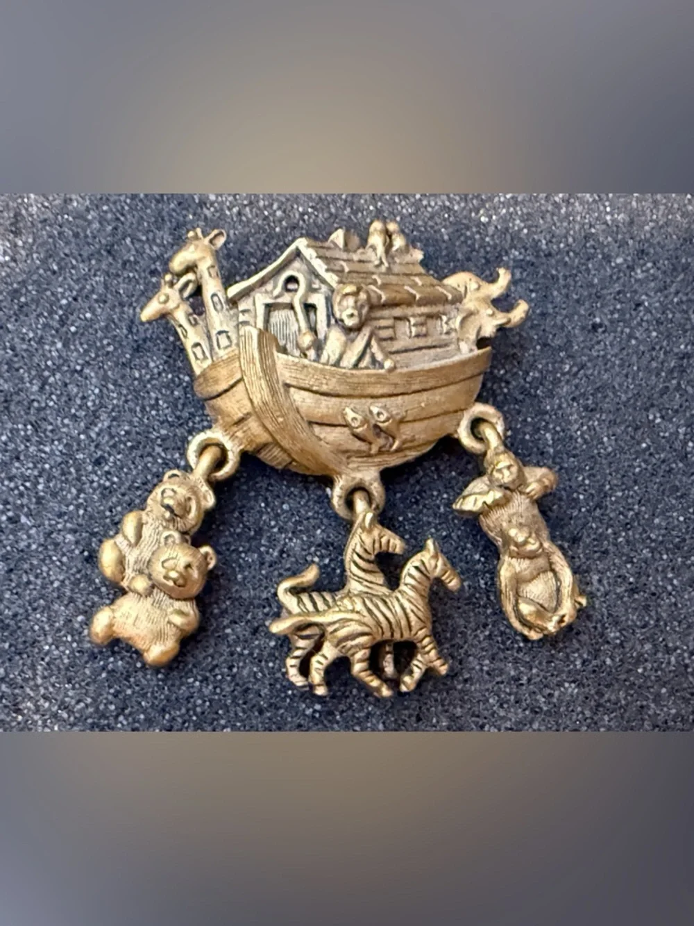 Vintage Avon Gold‎ tone Noah's ark boat animals brooch pin 1 1/8